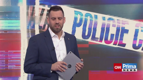 Řidič v Praze objížděl kolonu po chodníku. Video dal na internet, věc šetří policie