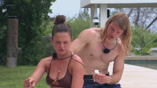 AYTO (S1E2) - Tomáš píše krémem na záda Natálie