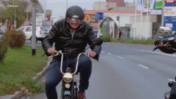 Ano, šéfová! (6): Santo motorkář