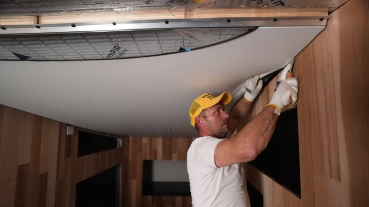Tiny house - zahřívání a natahování stropní fólie, jak ukotvit UD profil nastřelovačkou