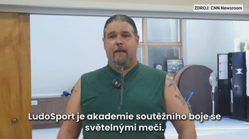 Soutěžní šerm se světelnými meči – instruktor představuje LudoSport