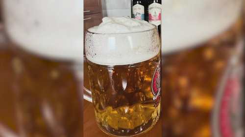 Jak správně nalít pivo do sklenice - Těhotnej kuchař