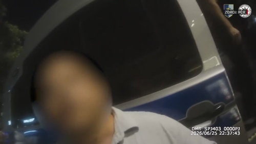 Policistům na Václavském náměstí udeřil muž pěstí do auta