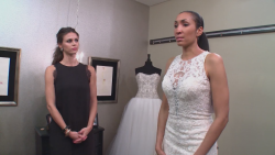 Máma, expert a nevěsta ve svatebním salonu