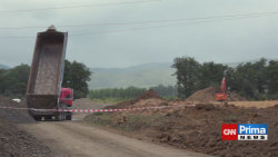 Sklápěč vyhodil proud v Ostrově na Karlovarsku