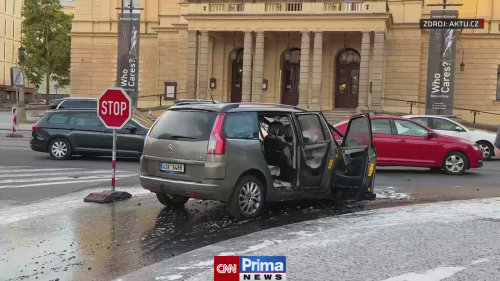 V Praze ve Wilsonově shořelo auto