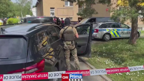 Záběry z místa policejního zásahu v Čelákovicích