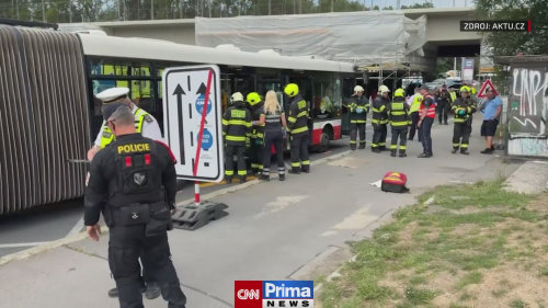 Nehoda autobusu v Praze (zdroj AKTU.cz)
