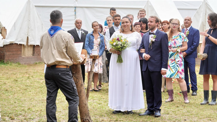 Natálie a Tomáš - svatby na skautském táboře.