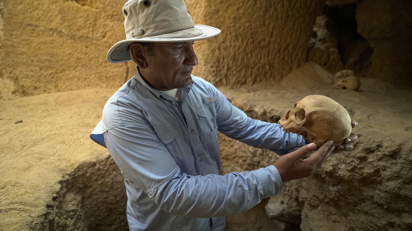 Kam zmizela těla faraonů, kteří postavili velké pyramidy v Gíze? Na stopu archeology přivádí nález artefaktu starého 4500 let