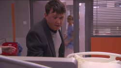 Naštvaný otec vtrhne na pokoj