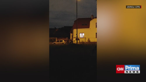 Policejní zásah u muže zabarikádovaného v domě v Dubči