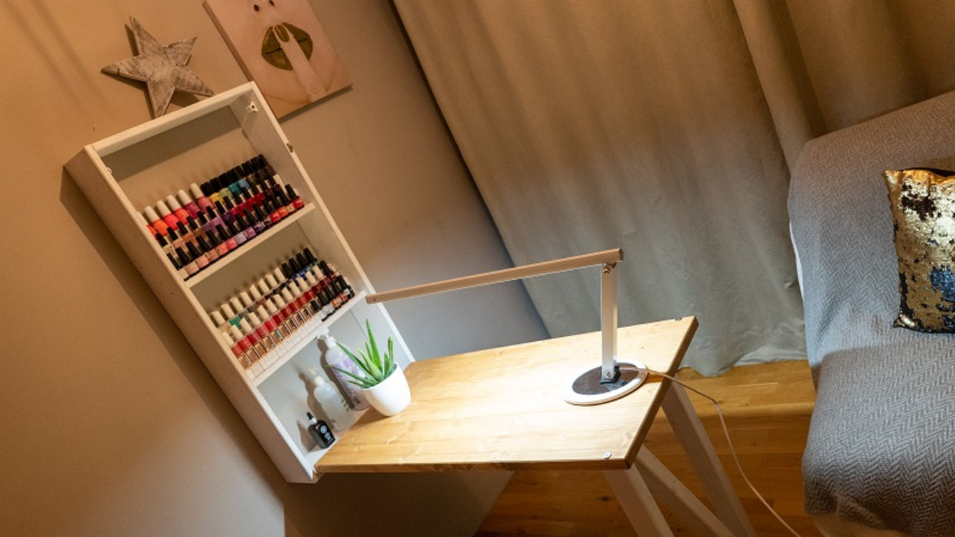 Pracovní stůl pro home office, Minutový manžel pomáhá samoživitelce s nedodělky v domácnosti