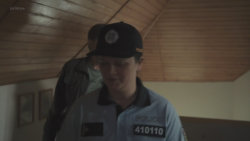 Kolem krku kapitána Hekla se utahuje smyčka - Mladá krev (S1E3)