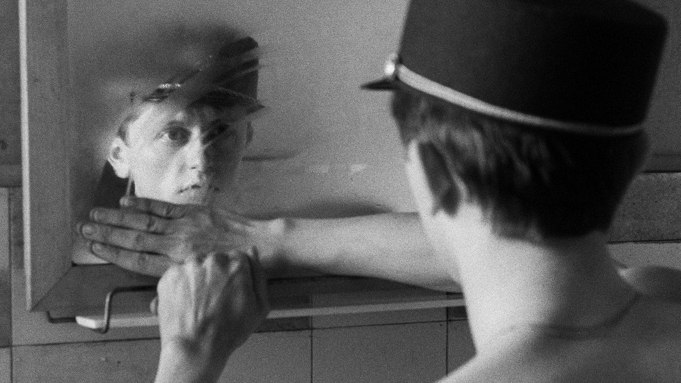 Ostře sledované vlaky