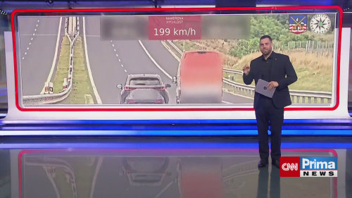 VIDEO: Řidič se na Karlovarsku řítil po dálnici vysokou rychlostí. Přehlédl ale auto s policisty