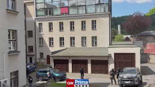 Mladík obviněný z pobodání školačky v Pardubicích putuje do vazby