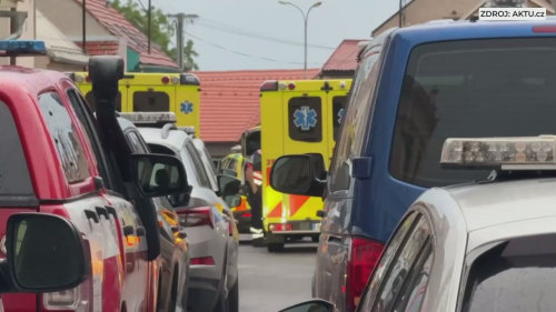 Zásah záchranných složek po střelbě v Kostelci nad Černými lesy