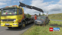 Auto v Praze 8 skončilo v nádrži, matku i dceru zachránil svědek