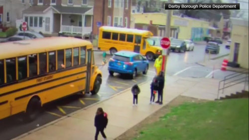 VIDEO: Útok přímo před školou: Muž srazil pěstí ženu, která pomáhala dětem přes přechod. Pak utekl