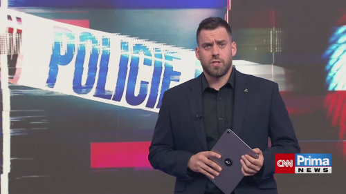 VIDEO: Přes dvojitou plnou a přímo proti policistům. Řidič předjíždějícího auta hned věděl, že je zle