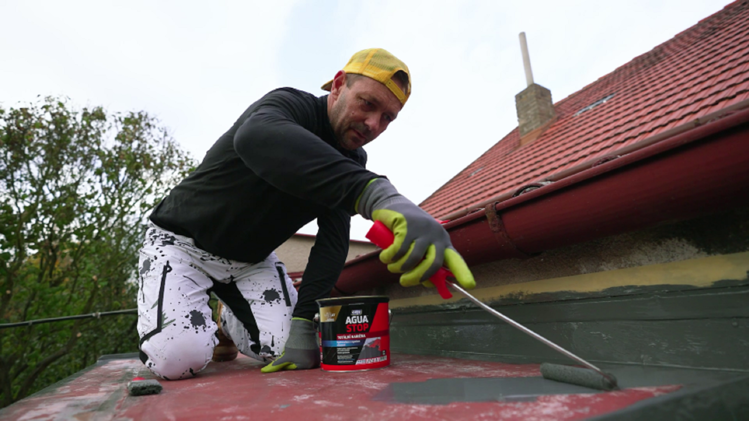 Opláštění střešního okna, upevnění držáku fotovoltaiky