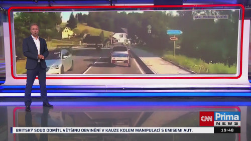 Motorkář skončil po nárazu na střeše auta