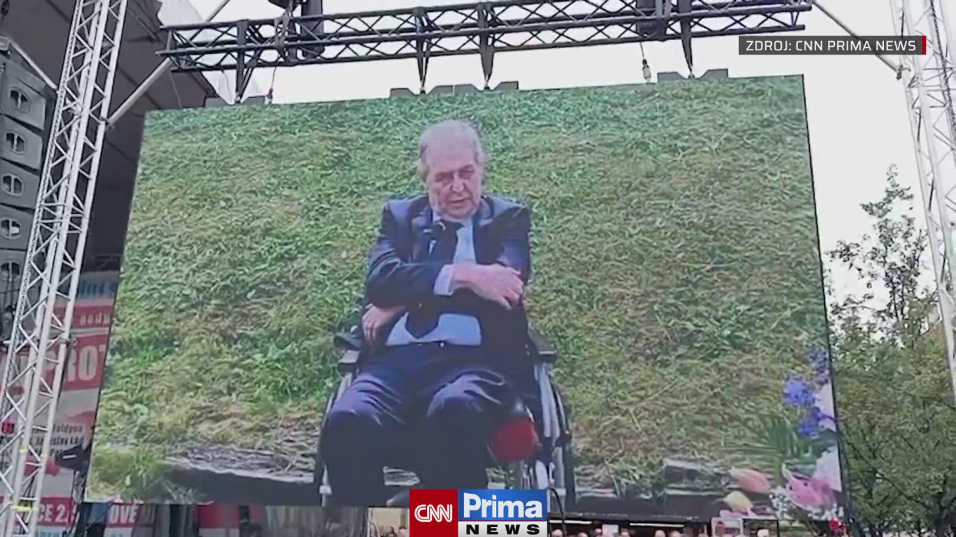 Demonstranty na Staroměstském náměstí pozdravil Miloš Zeman