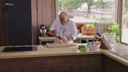 Teď vaří šéf! VII (5): Salát z papáji, červené cibule a koriandru