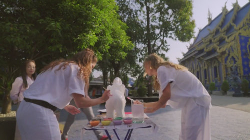 Chicas se ženou dopředu