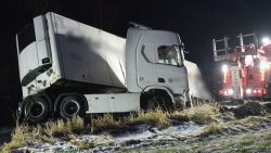 Záchrana na zledovatělé silnici S7 (1)