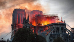 Notre-Dame v plamenech