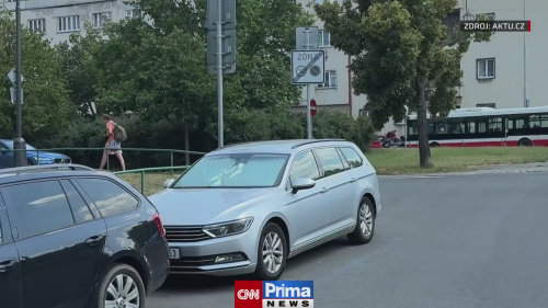 Policie vnikla násilím do vozidla kvůli zavřenému dítěti