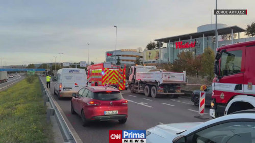 U obchodního centra v Praze na Chodově se převrátil bagr (ZDROJ: AKTU.CZ)