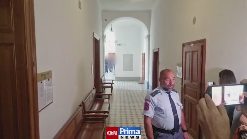 Eskorta přivedla k plzeňskému soudu dva obžalované z brutální vraždy bezdomovce