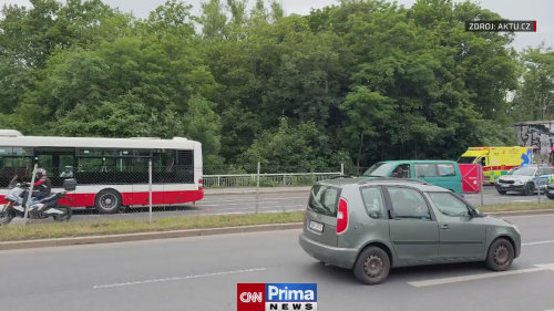 Cyklista v Praze zemřel po srážce s autobusem