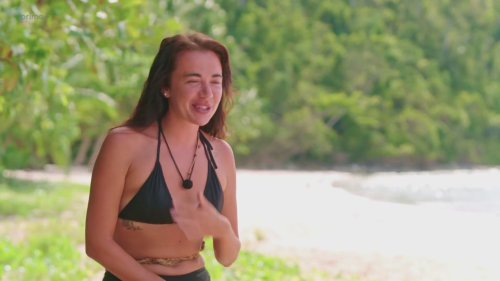 Simona se poprvé vykoupala nahoře bez - Honeymoon – líbánky k nepřežití (55)