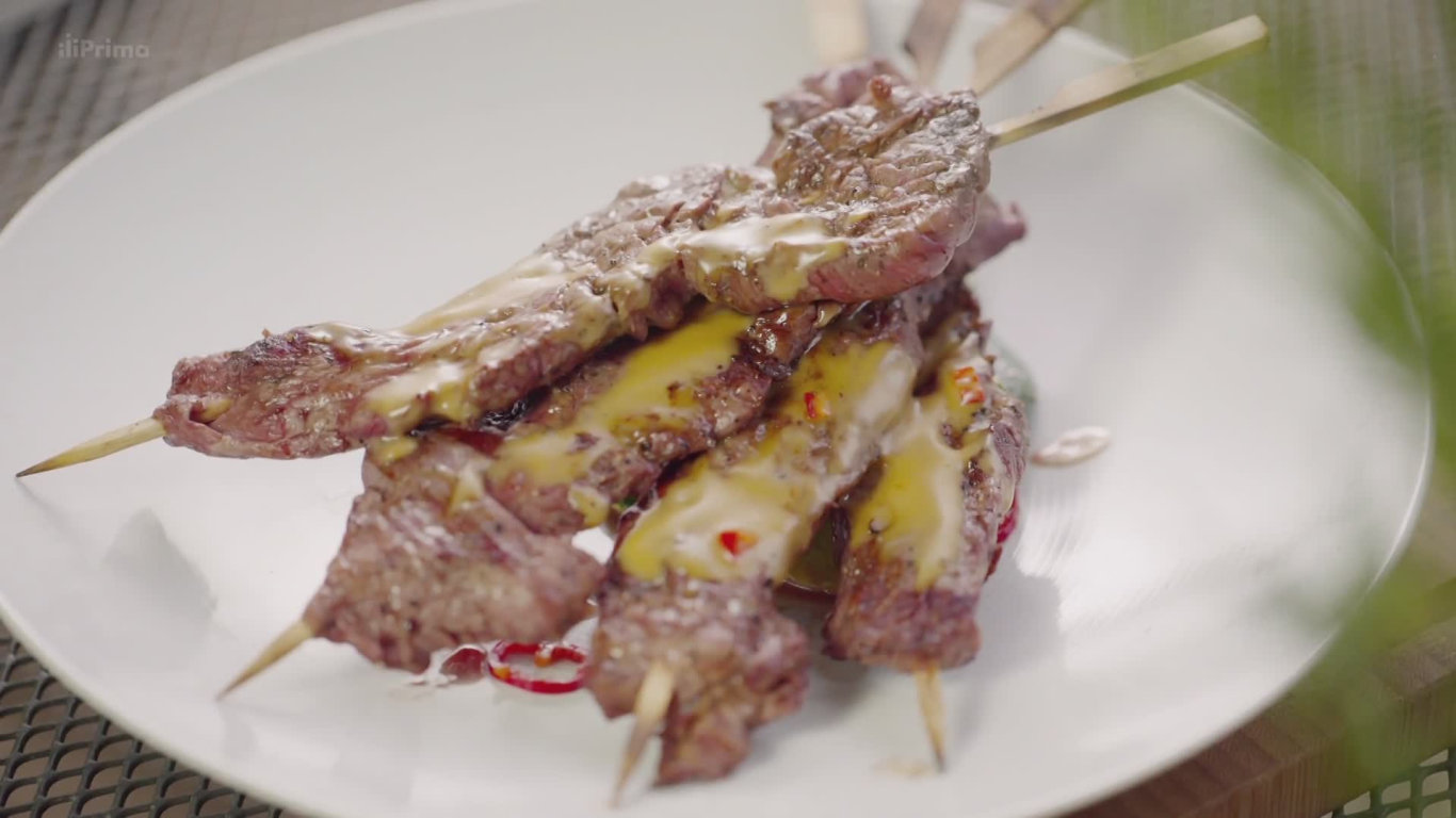 Kalamáry s chilli a česnekem, žebra se zelným salátem, hovězí soté, mandlový krém v listovém těstě