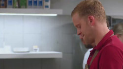 Mike má o Karolíně pochybnosti