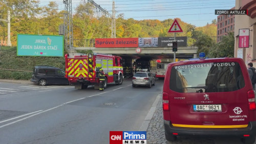 Autobus v Praze uvízl pod mostem (zdroj: AKTU.CZ)