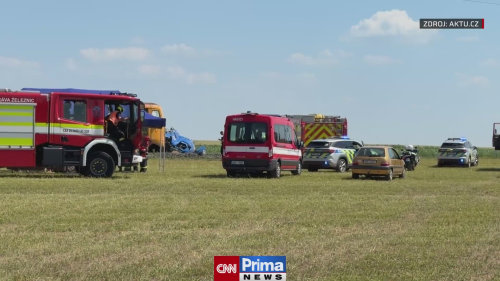 Srážka nákladního auta s vlakem u Hořic
