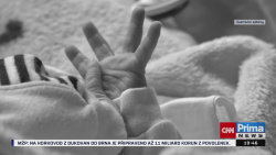 Muž v Hradci Králové miminkem třásl a hodil, je obviněn z vraždy