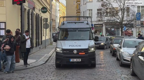 Záběry zásahu policie proti zabarikádovanému muži