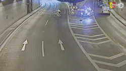Zdrogovaný cyklista v Praze ujížděl policistům