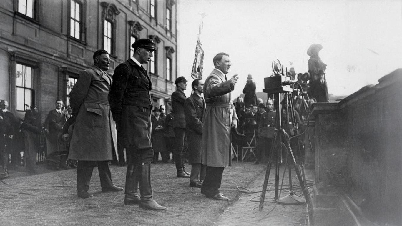 Jak si Hitler dokázal podmanit veřejnost a získat takřka neomezenou moc?